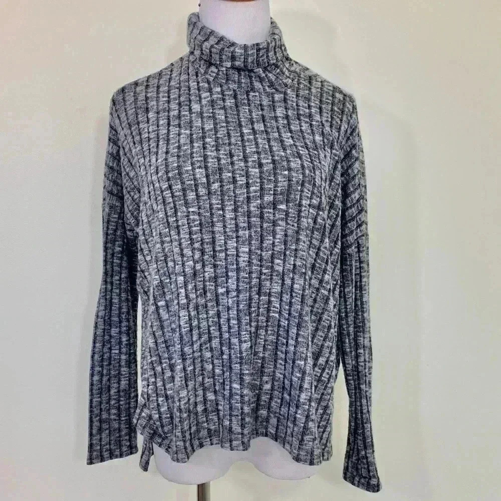 AE heather grey ribbed hi-lo turtleneck sw…